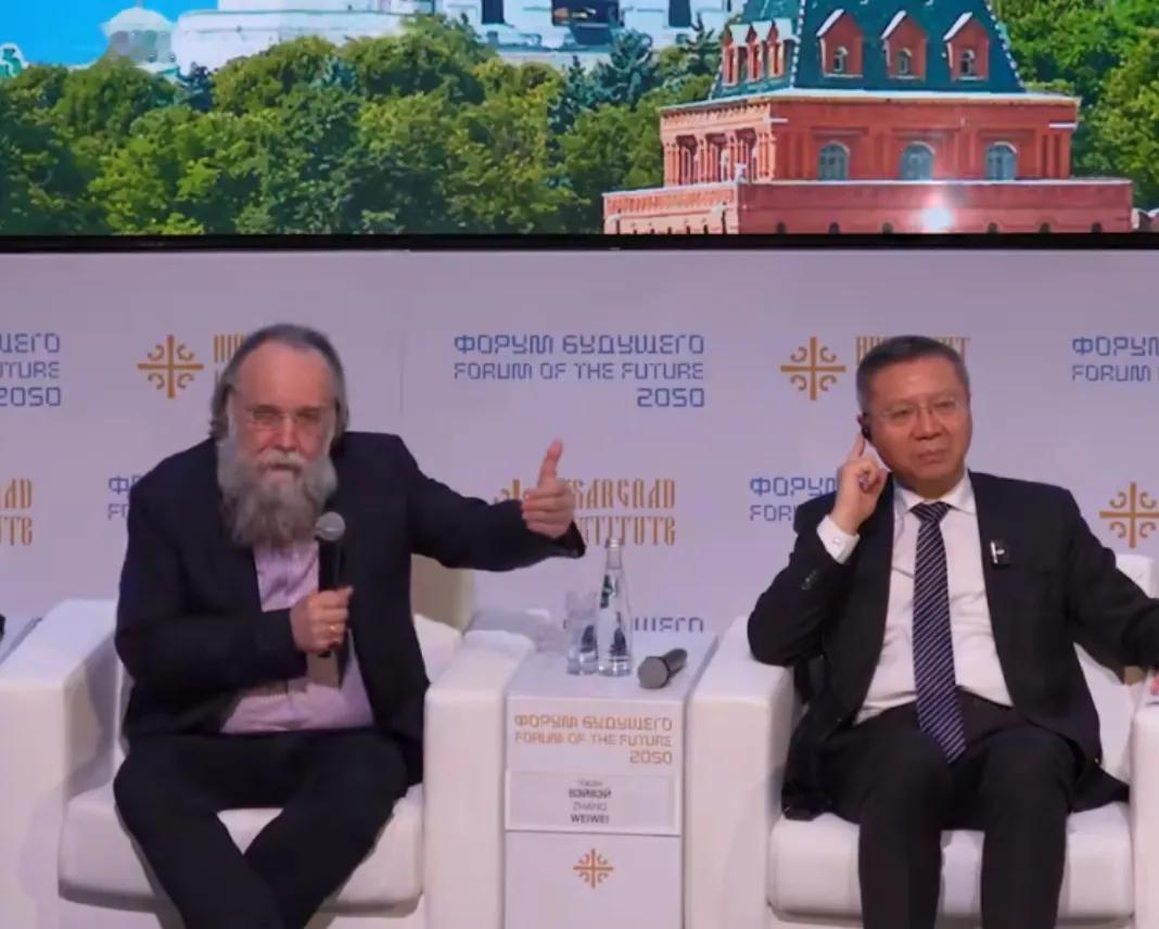 白胡子老大爷是不是在夸赞张维为教授？