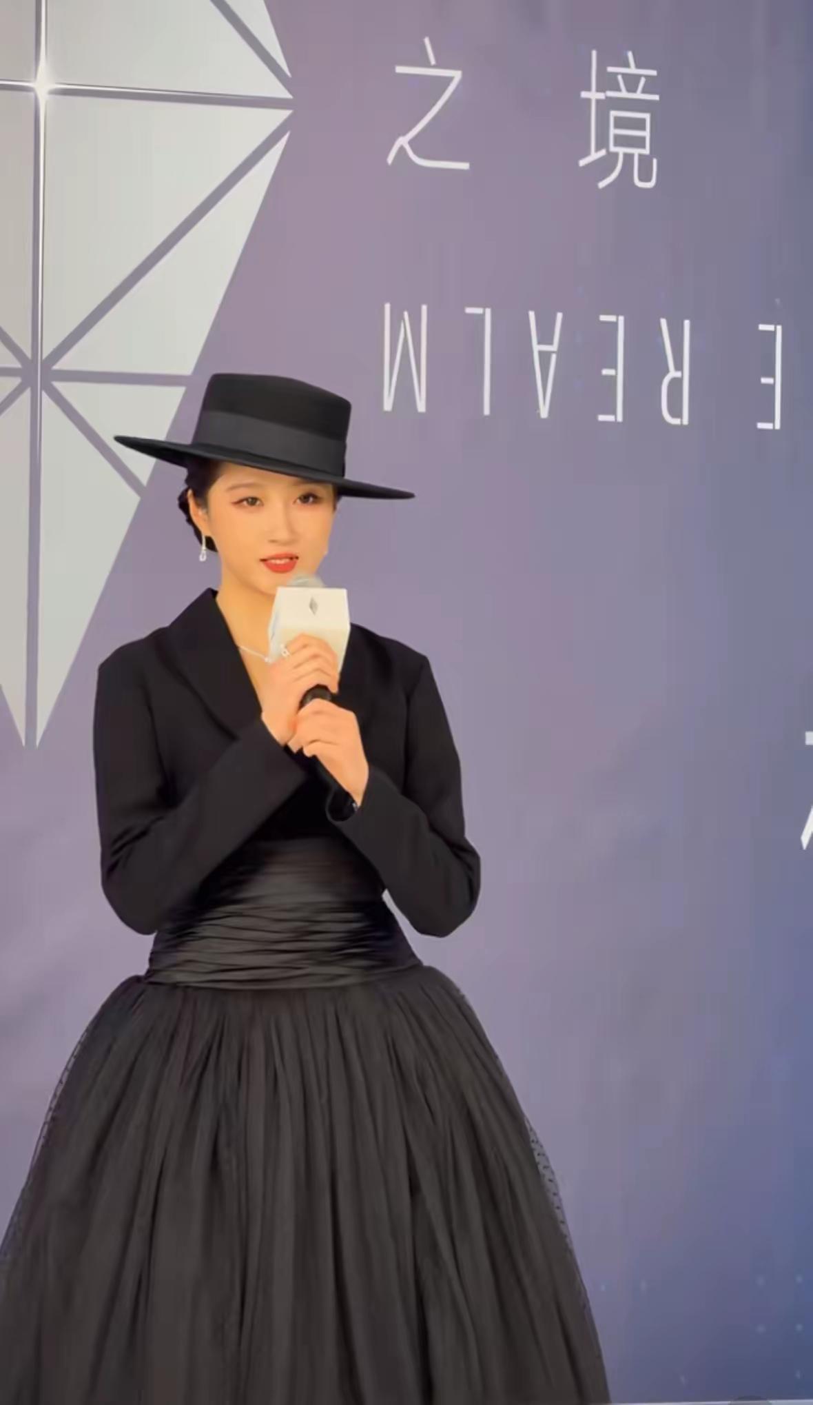 emm……，关晓彤又没挑对衣服。网友：这是没做身材管理吗？这腰粗得像……

关晓