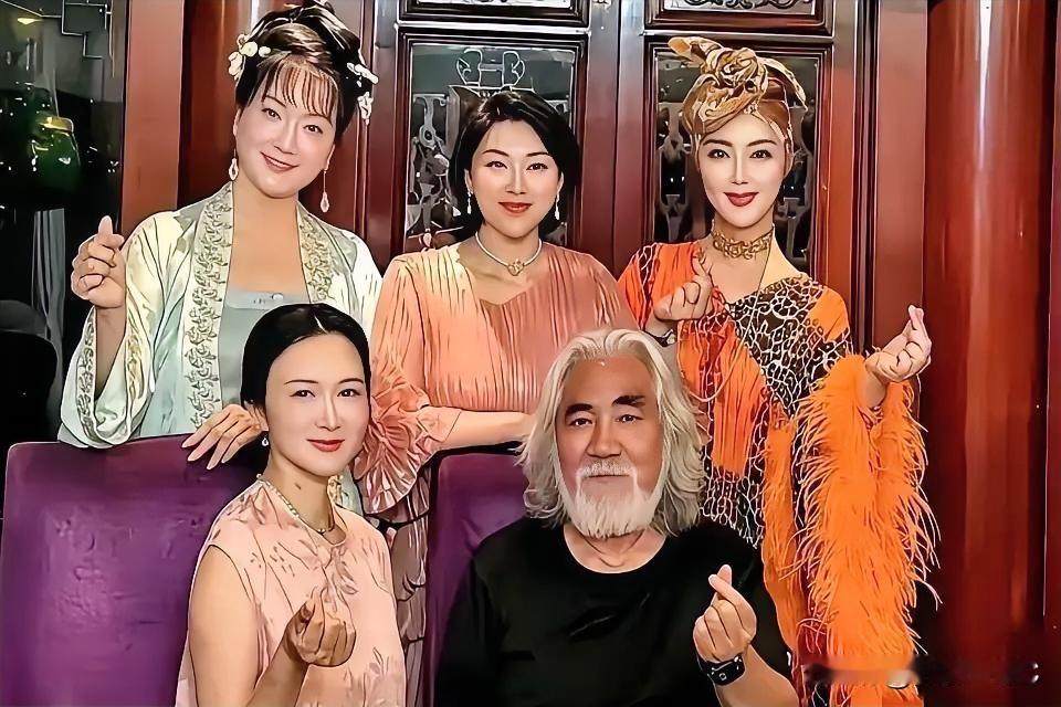 下面照片是大导演张纪中74岁生日时的合影， 张纪中后面打扮最耀眼的人是张纪中的大