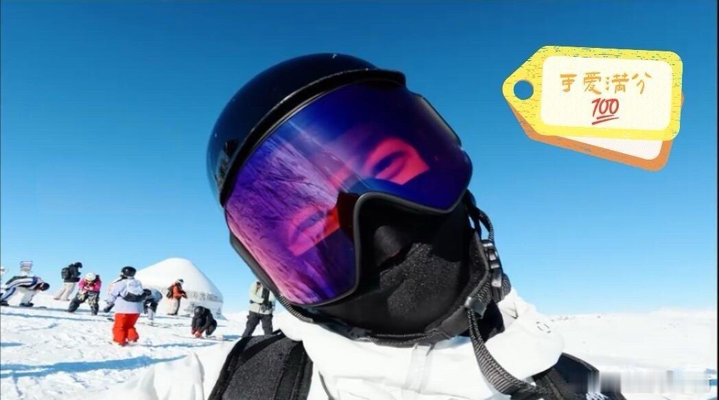 半个娱乐圈都来滑雪团建了 这个冬天，雪场成了明星们的“大型团建现场”。无论是王安