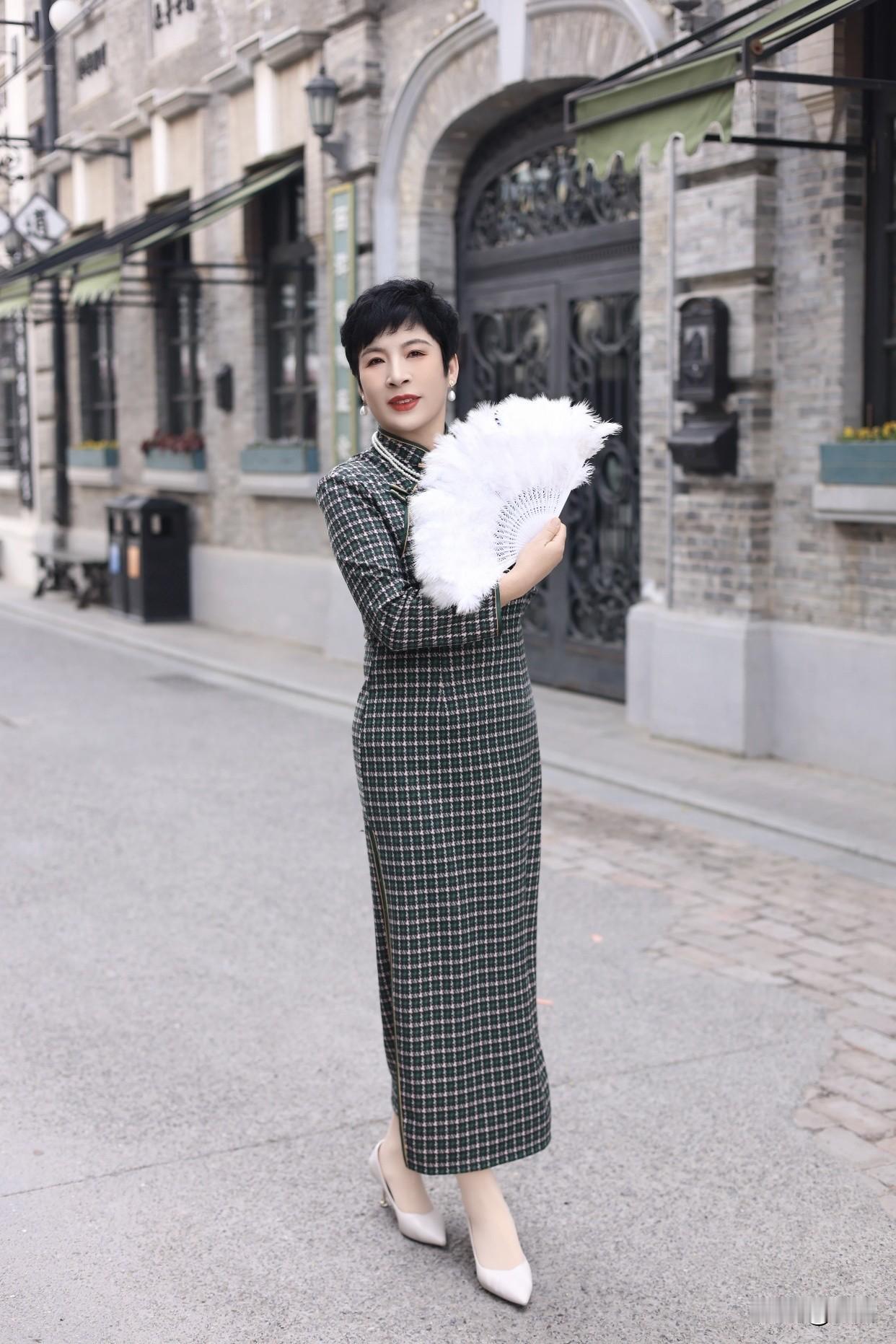 岁的女人想要拥有复古民国风的魅力，穿搭是关键。可以选一件剪裁合身的旗袍，像经典的