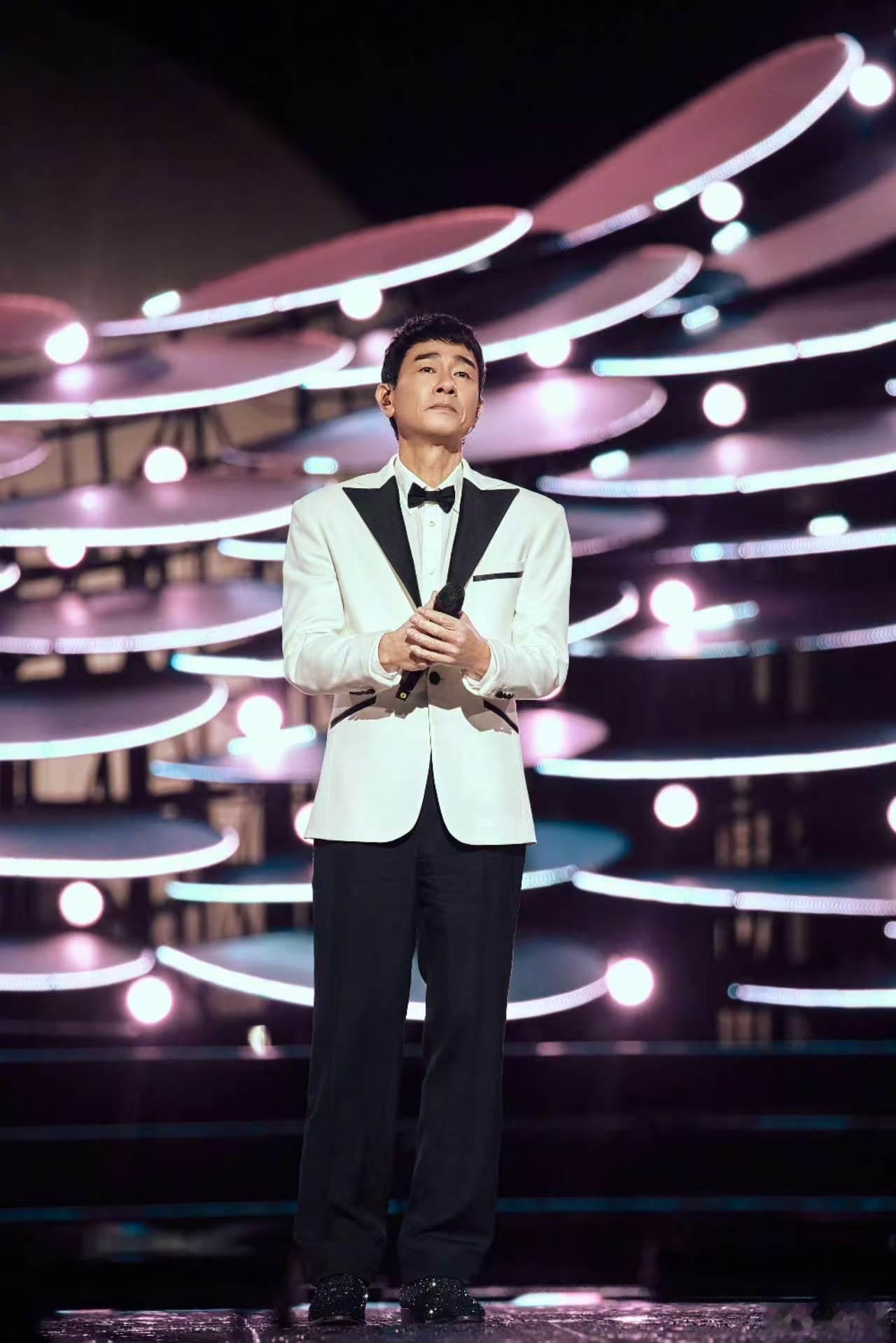 张云龙去看陈小春演唱会了张云龙×陈小春演唱会，化身头号歌迷的他，直接嗨唱全场，隔