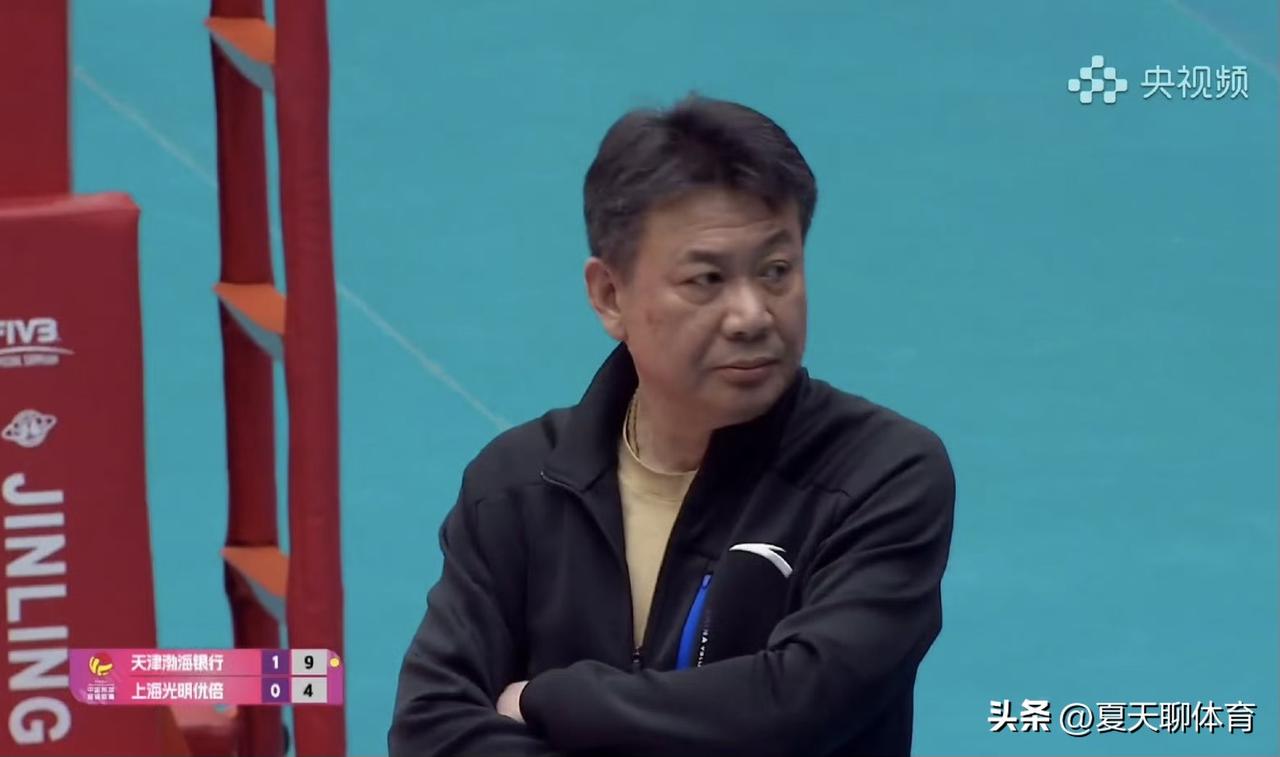 上海女排乱成一锅粥了，全员掉线！真的看不懂蔡斌的换人了，平时一些无关紧要的比赛，
