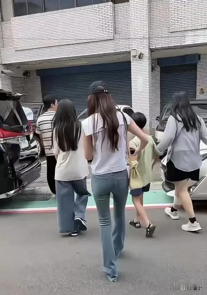 汪小菲的父爱实在是太单薄了，因为两个孩子的妈妈都不在了，居然让两个孩子在台湾和保