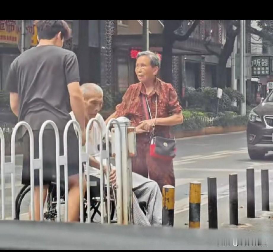 “上人民日报了！”湖南，一位老奶奶推着坐轮椅的老伴想通过斑马线，低头一看，万万没