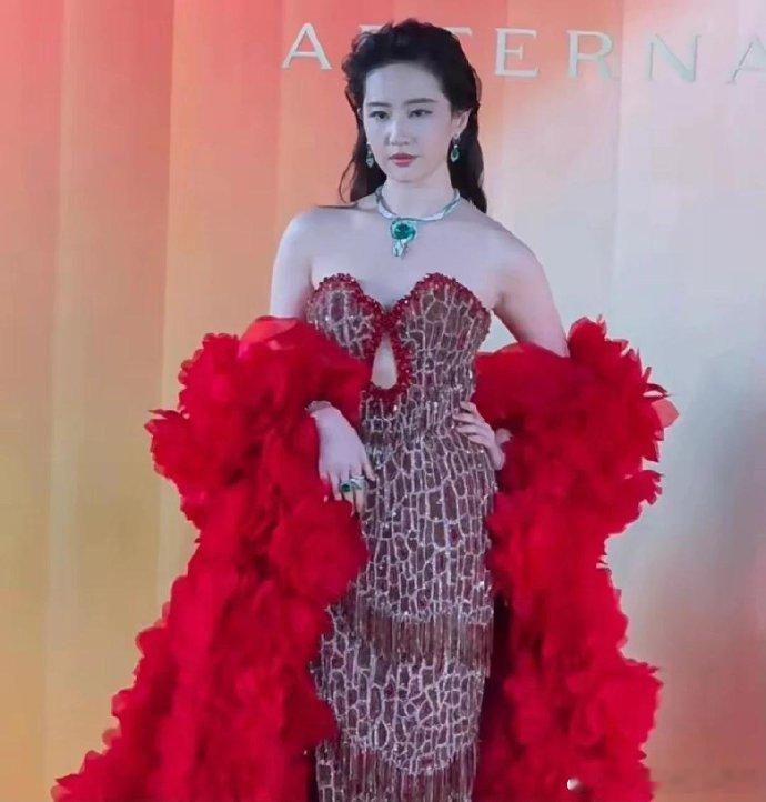 哎呀，连刘亦菲这样的天仙都驾驭不了的服装，看来是真的不怎么样啊！ 