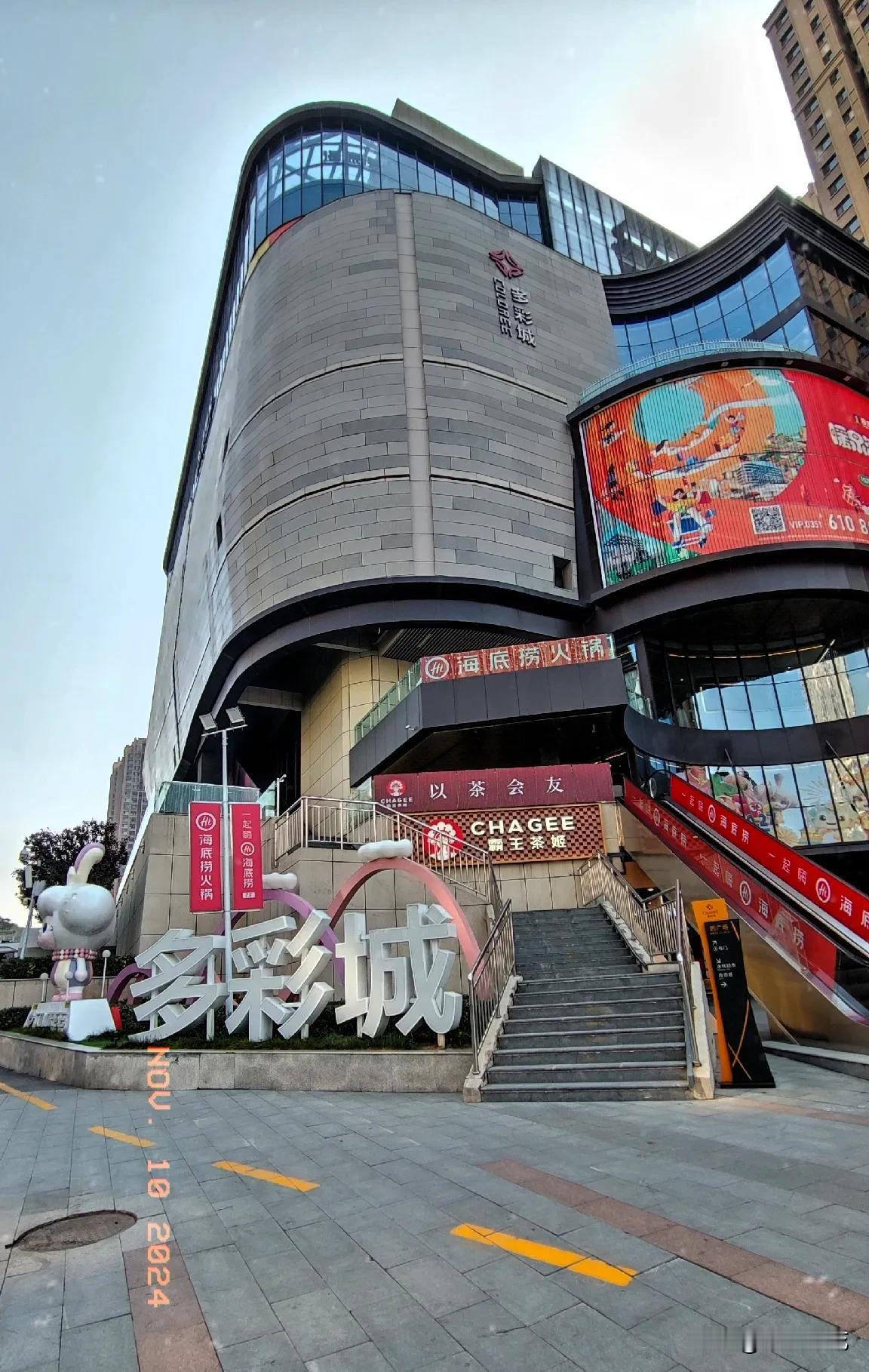  如果不和你说，你总不会想到，在太原市府东街的东山脚下，还有一个现代的大型娱乐购