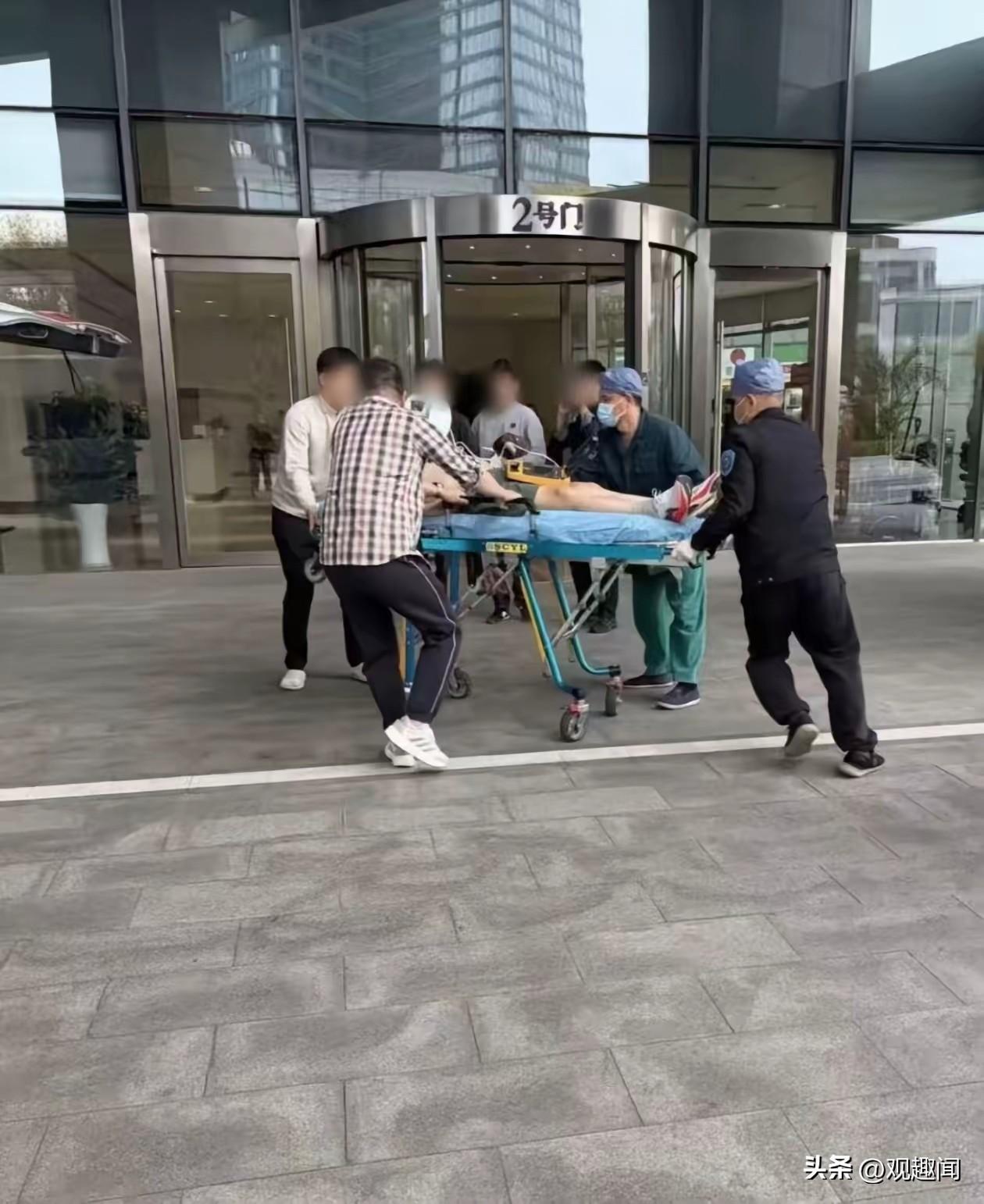 张雪峰老师抢救前画面曝光！
从照片上来看张雪峰穿着短裤运动鞋，和网友爆料的一样在