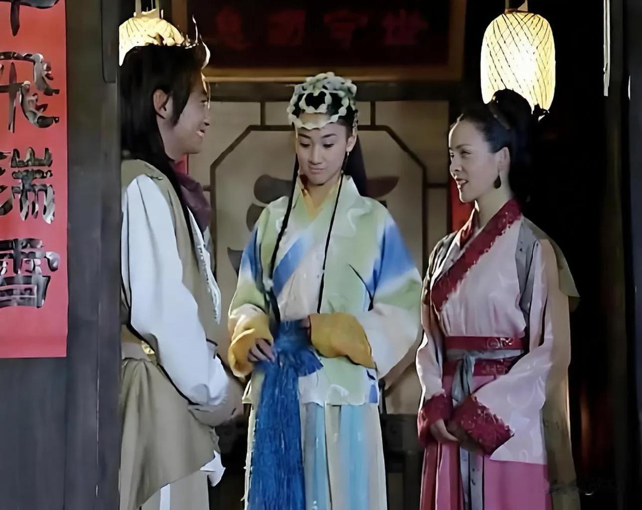 《龙飞相公》陈彦妃的“段天爱”六套服装造型盘点，一身粉裙，满鬓繁花，是初见时的少
