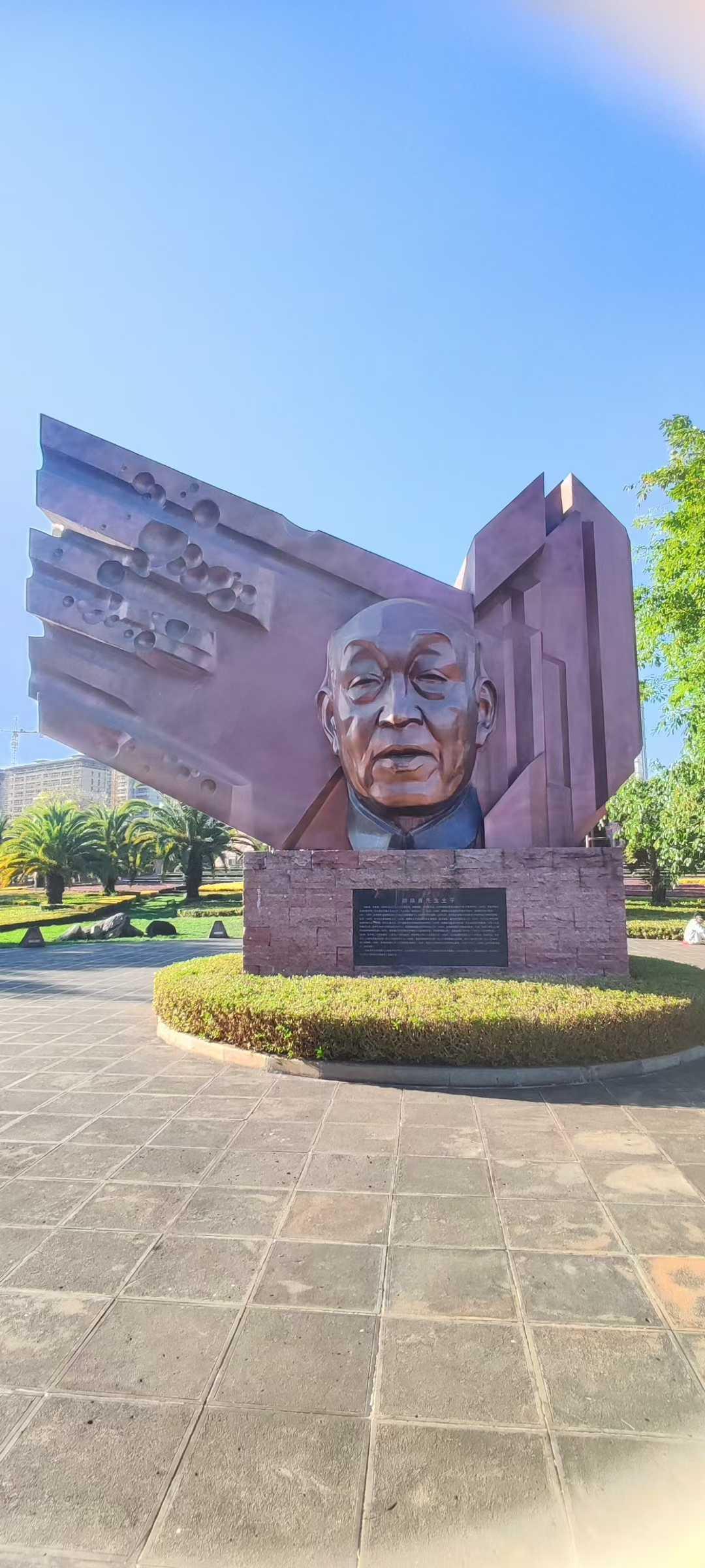 黑河至腾冲一线，便是中国地理与人文的无形界碑 —— 胡焕庸线。它以精准的分割，划