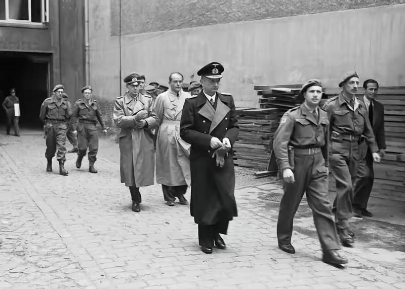 1945年5月1日，海军元帅邓尼茨在希特勒死后继任第三帝国元首。他上任后发布了唯