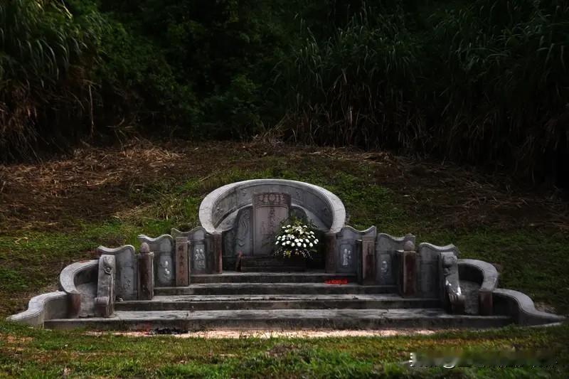“十个富坟，九个低”——这句话乍一听，似乎跟咱们常说的“人往高处走”完全拧着。坟
