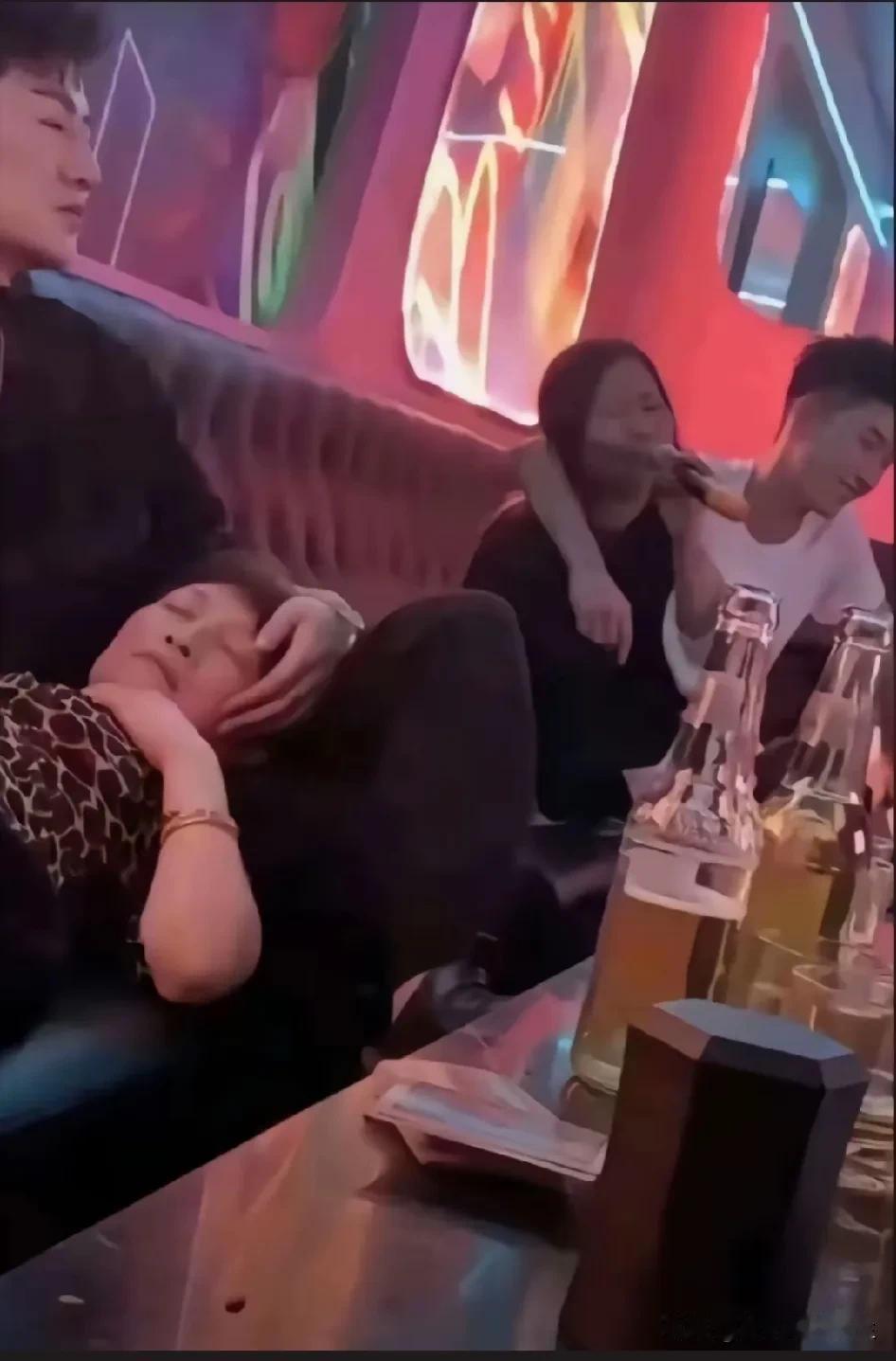 苦酒入喉手在抖！[笑哭]