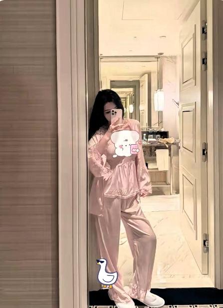 你别不信，
大部分的公公，
都会趁儿子不在家的时候跟儿媳妇
非常刻意得保持距离。