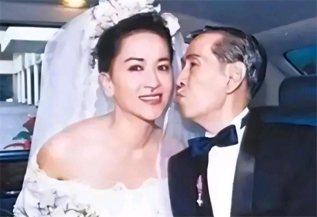这是76岁的邓永祥与46岁的洪金梅在香港举行婚礼时拍下的照片，一个不年轻的女人能