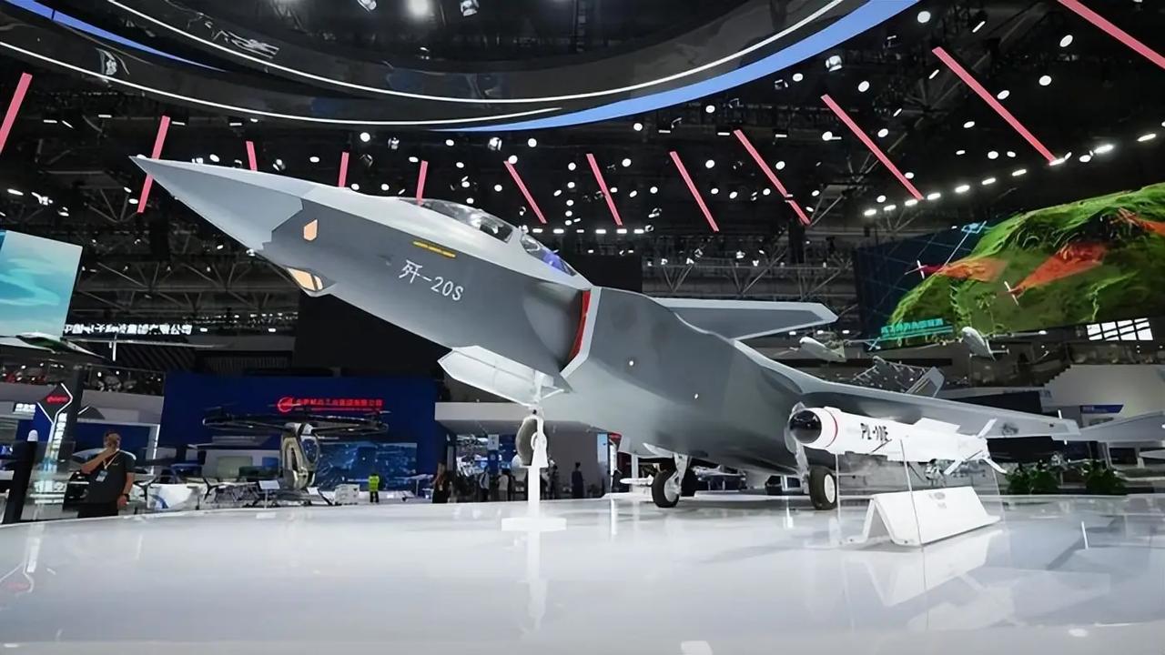 俄媒，中国空军接收世界上第一架第五代双座战斗机！中国将再次引领世界空军变革！俄罗