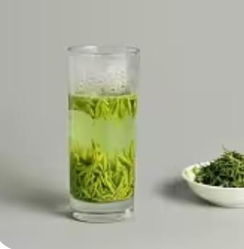 真心话茶局，一面喝茶一边聊聊青岛北岭山森林公园水上亭多么美！
一座红色屋顶的凉亭