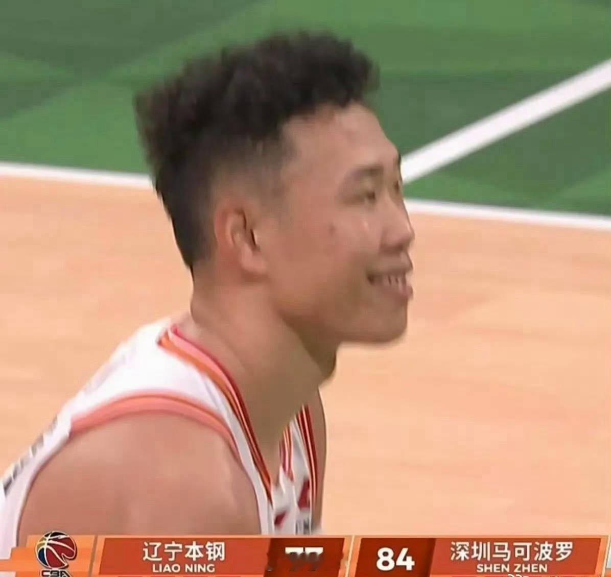 关键时刻还能笑出来，现在的贺希宁真是信心爆棚，进入了他的巅峰期。辽宁男篮vs深圳