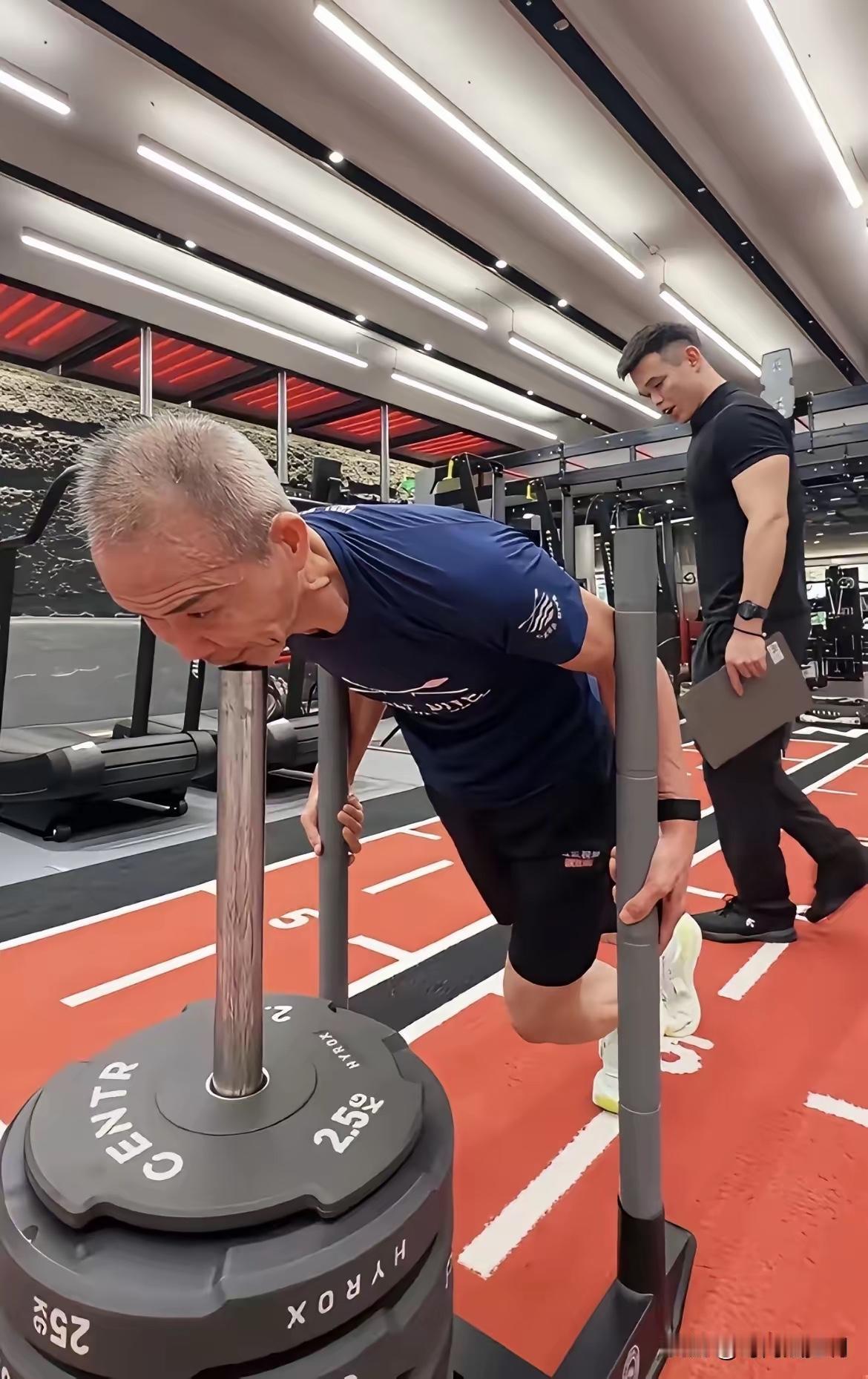 70多岁的王石状态非常好，健身的强度看上去比较大