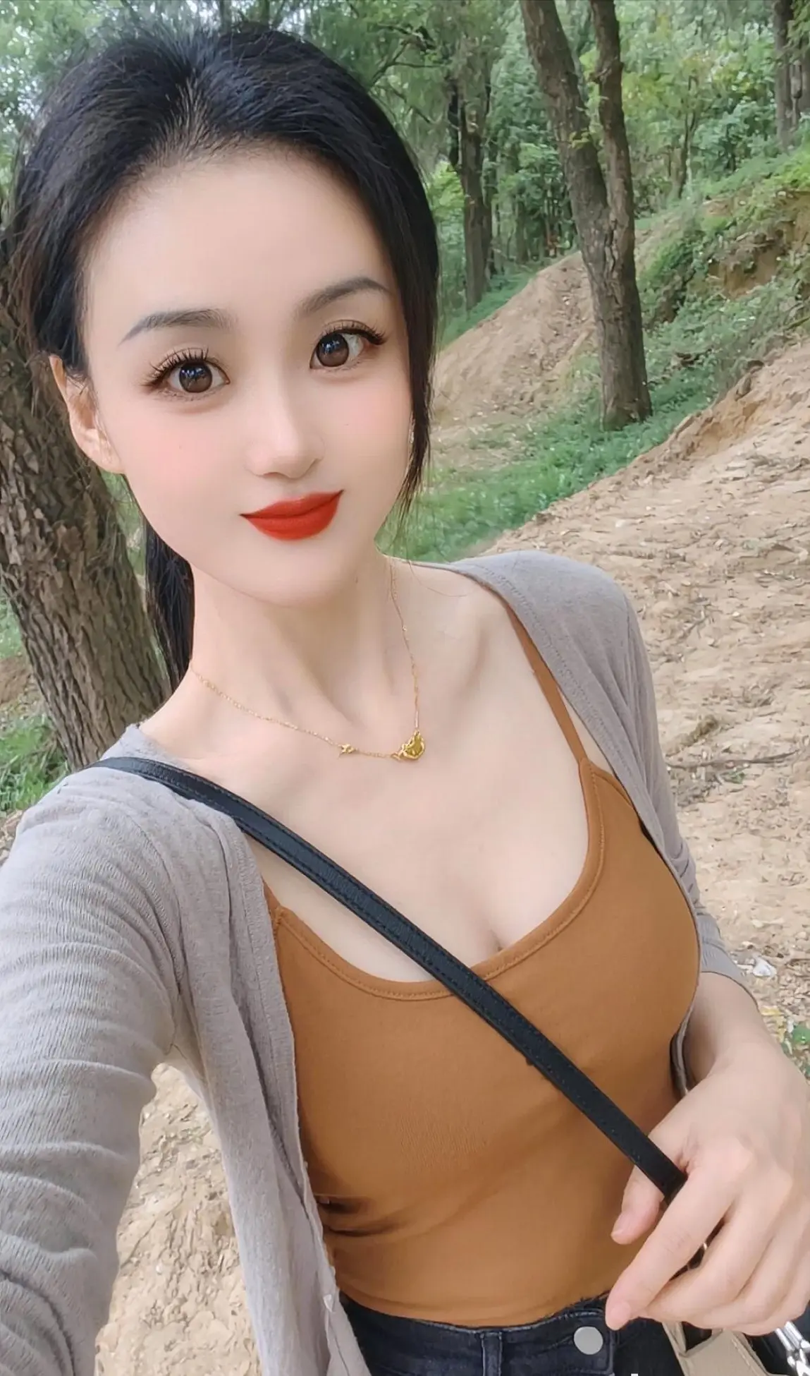 “一个愿意哄，一个愿意低头，感情才能继续，一个闹，一个笑这就是幸福，一...