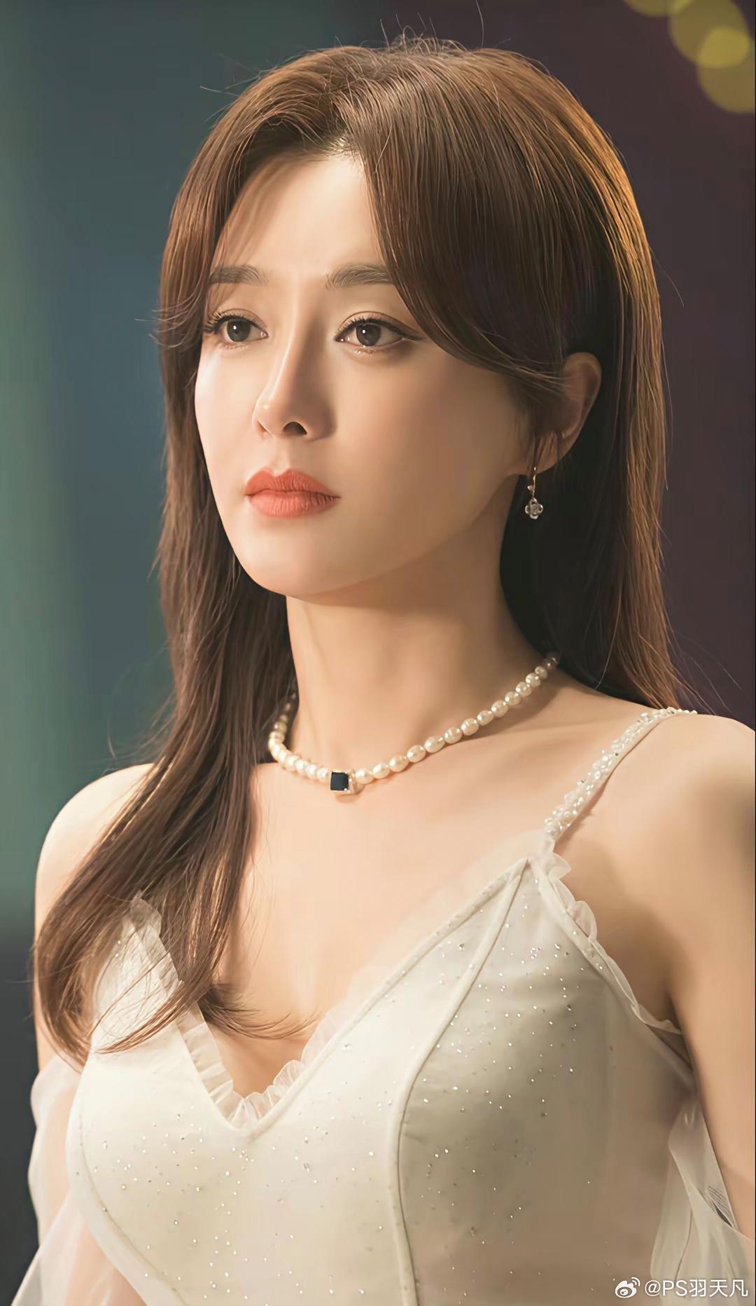 秦岚也没想到，她与钟汉良的新剧《亦舞之城》开播遭吐槽的不是剧情，也不是演技，更不