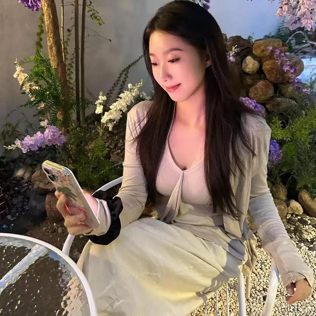 花香满径，静看花开花落。花落总会开 何惧花开花落间 花静待花开 花香人陶醉 清雅