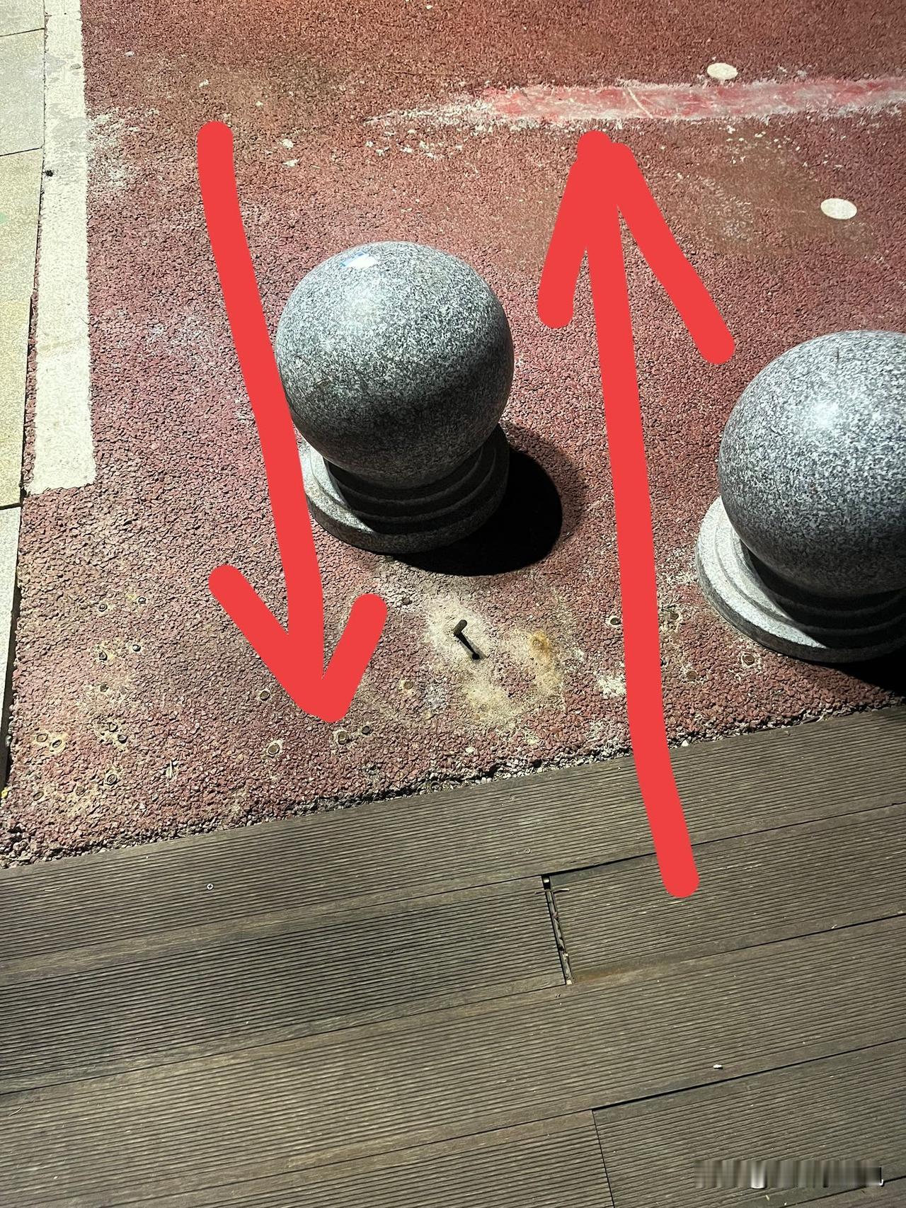 在这里散步的朋友注意有根钢筋，不知道是谁把石墩子移开，留下了安全隐患，我看很多人