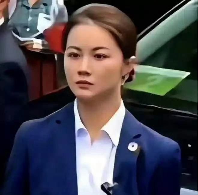 马克龙夫人身边的中国女保镖  英姿飒爽又专业，中国女保镖巾帼不让须眉，严月霞优秀