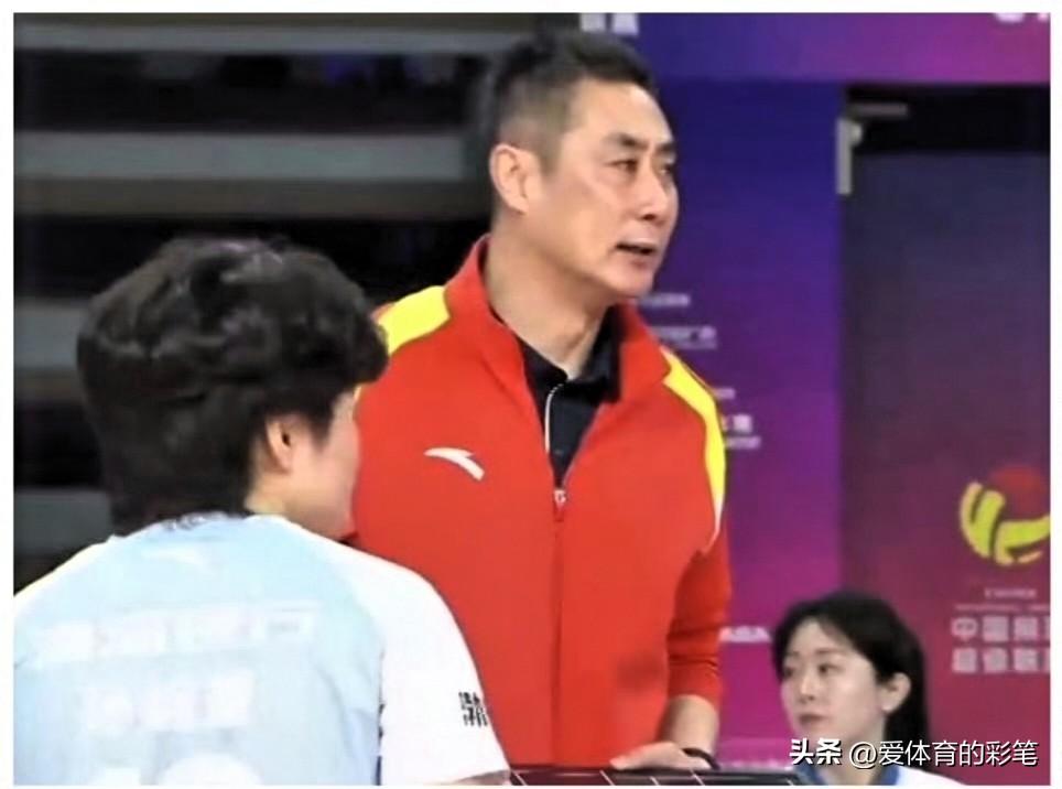 陈方教练有点绝望了[捂脸]天津女排今晚对阵山东女排，失误多得像下饺子[捂脸]，一