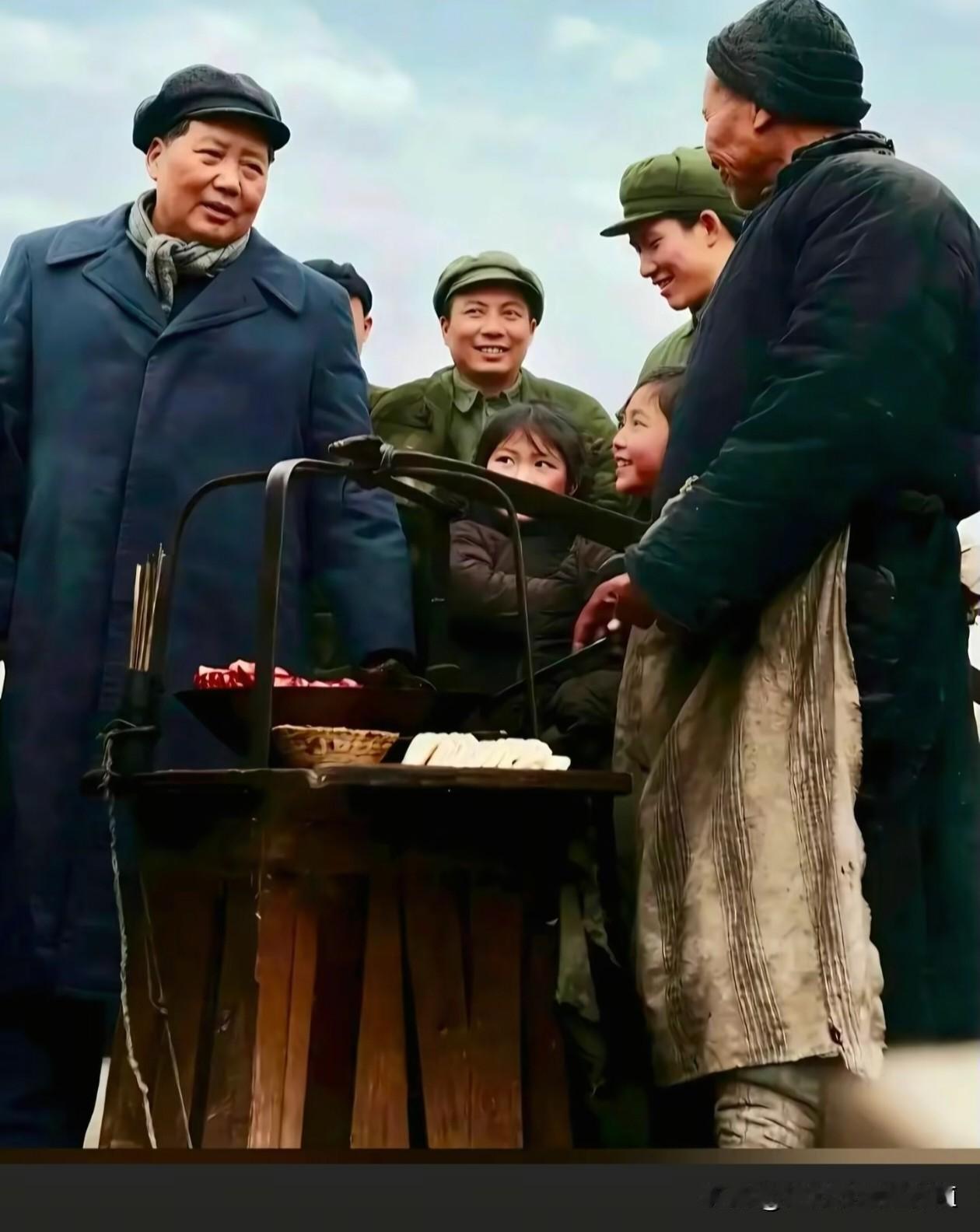 主席站在一小吃摊前，
与乡亲们亲切交谈，
笑容满面，
体现了军民鱼水情深，
尽显