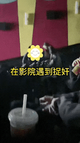 网传上海电影院一张票看两场戏，一场比一场刺激！
有人说女主角是留学生，虽然已经生