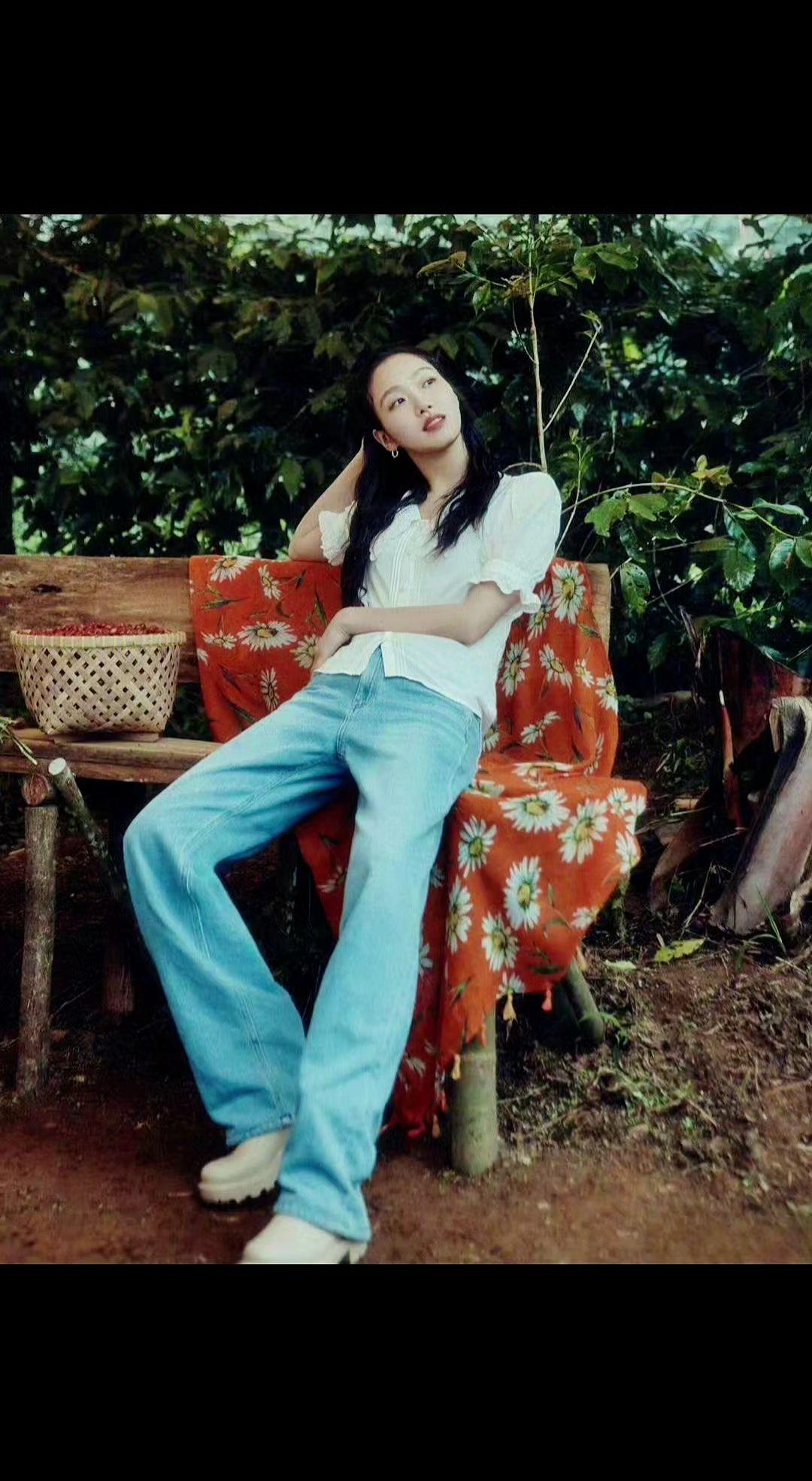 🌿被绿意吻过的时光，连风都带着咖啡香☕。慵懒是灵魂的留白，碎花布上躺着整个夏天