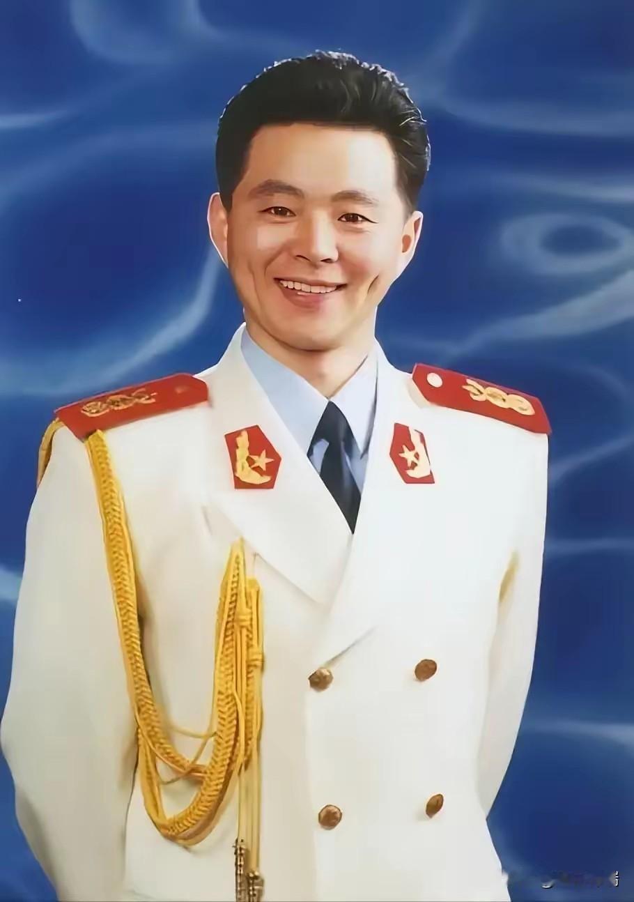 2008年，40岁的王宏伟在新疆演出时，有人给他介绍了个女孩，比他小13岁，他回