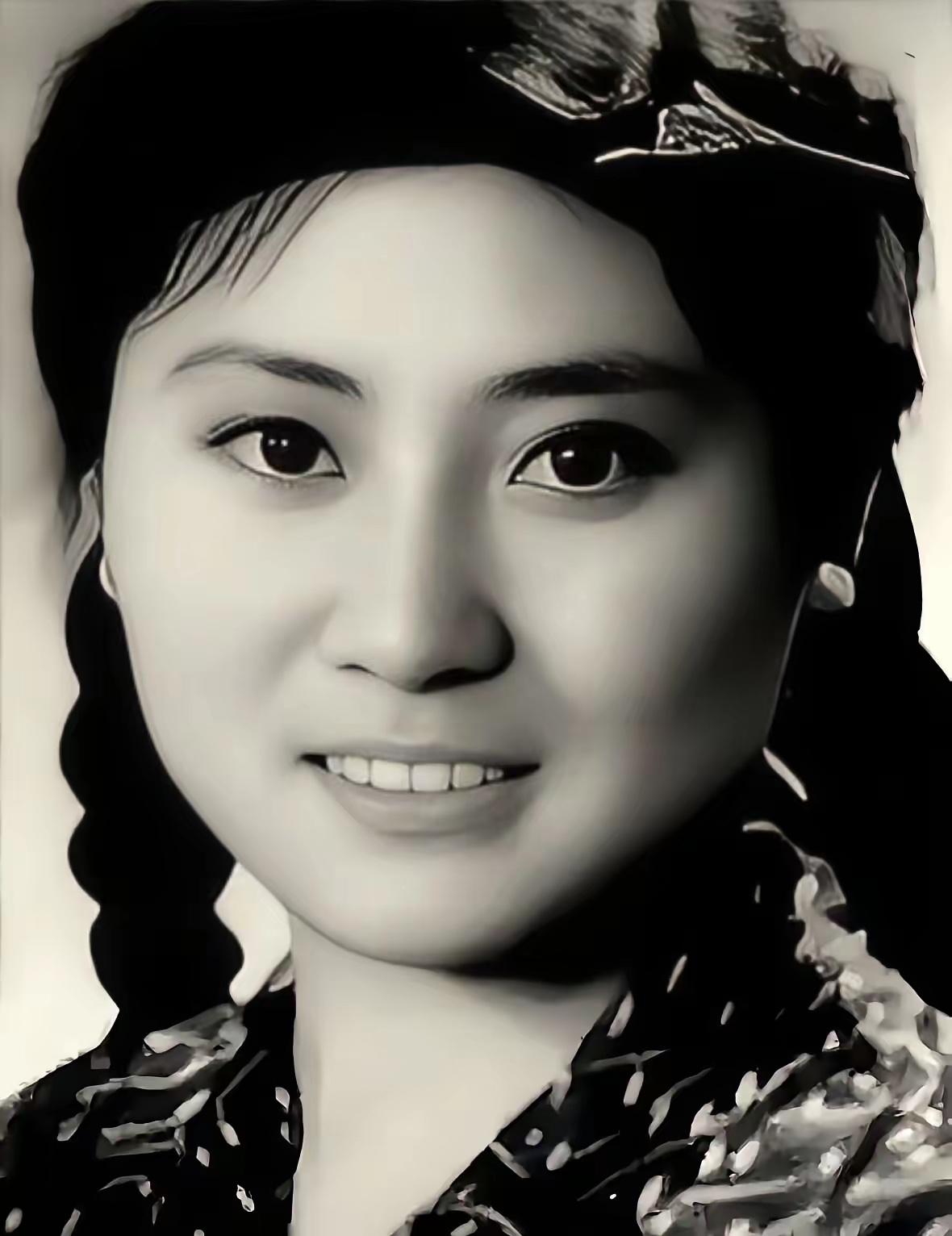 1948年，15岁的她就考进胶东文协文工团，演《送郎参军》《王秀鸾》，之后跟着整