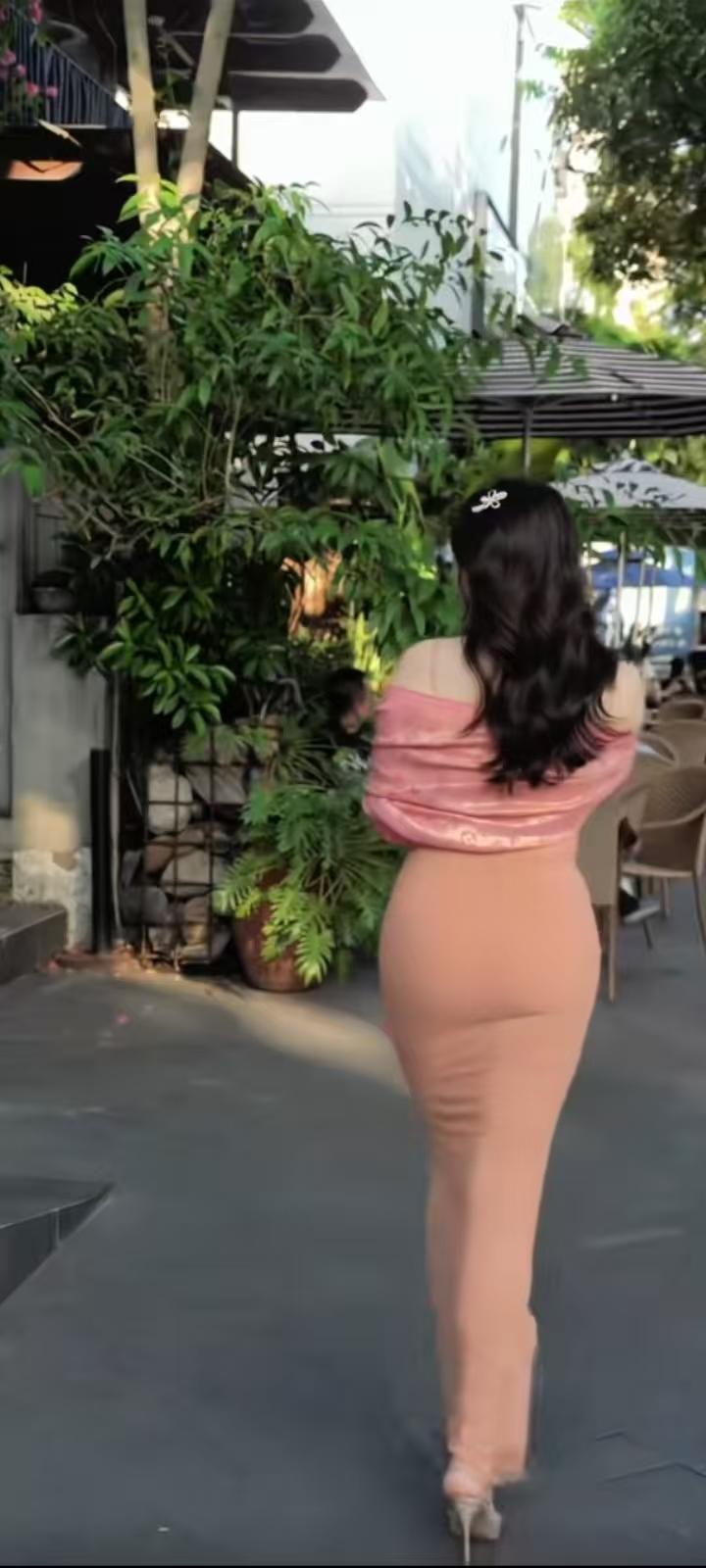 试对；

窗前青竹停新燕
枝上红梅诱喜鹊

******

网图侵删