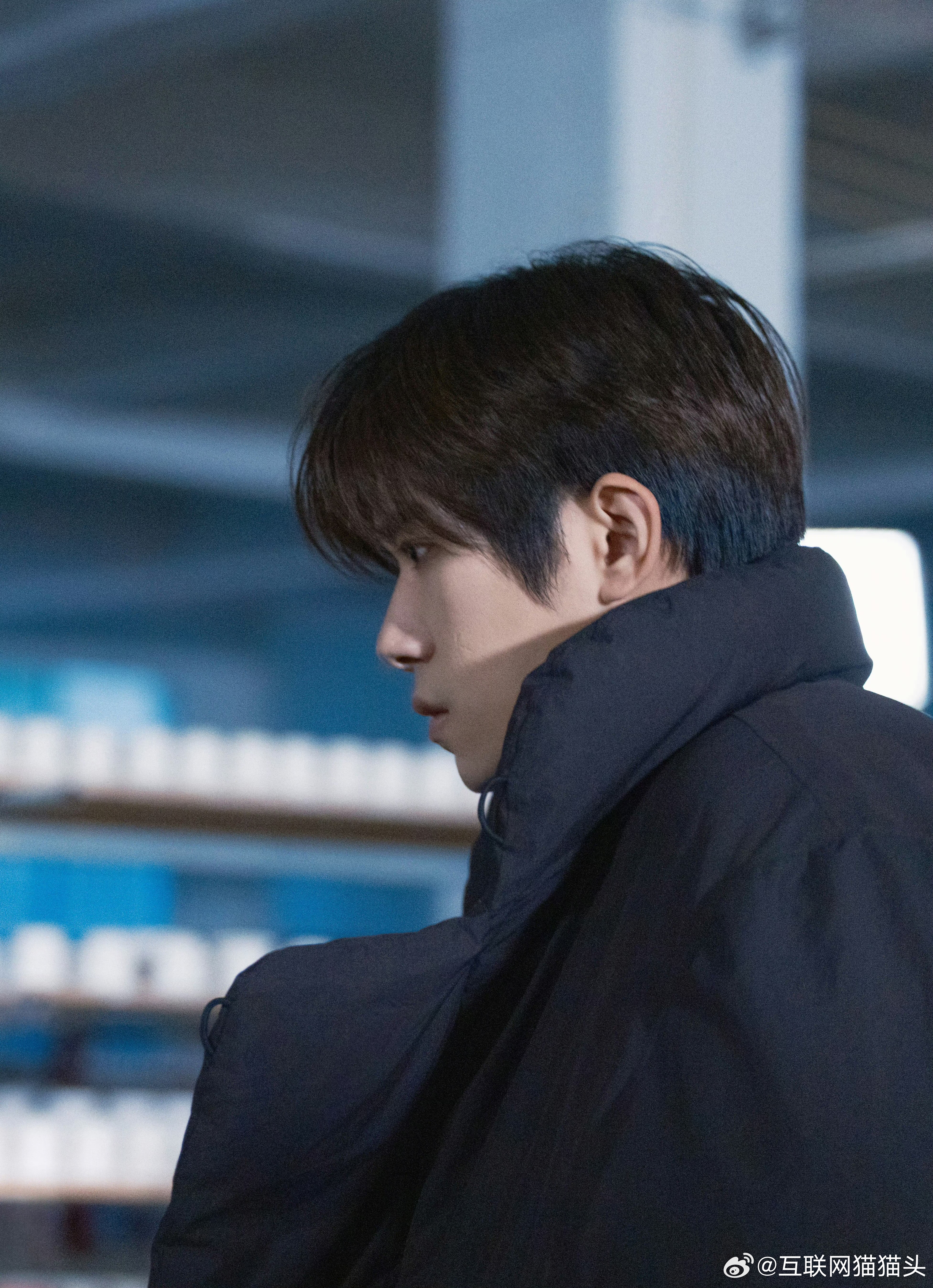 易烊千玺探索玲珑瓷从镂刻填釉到窑火淬炼，易烊千玺沉浸式解锁玲珑瓷技艺。素衣清颜，