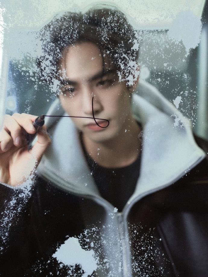 央视跨年官宣宋威龙 宋威龙这资源太顶了！扎根作品有效播剧，热衷公益传递温暖，根正