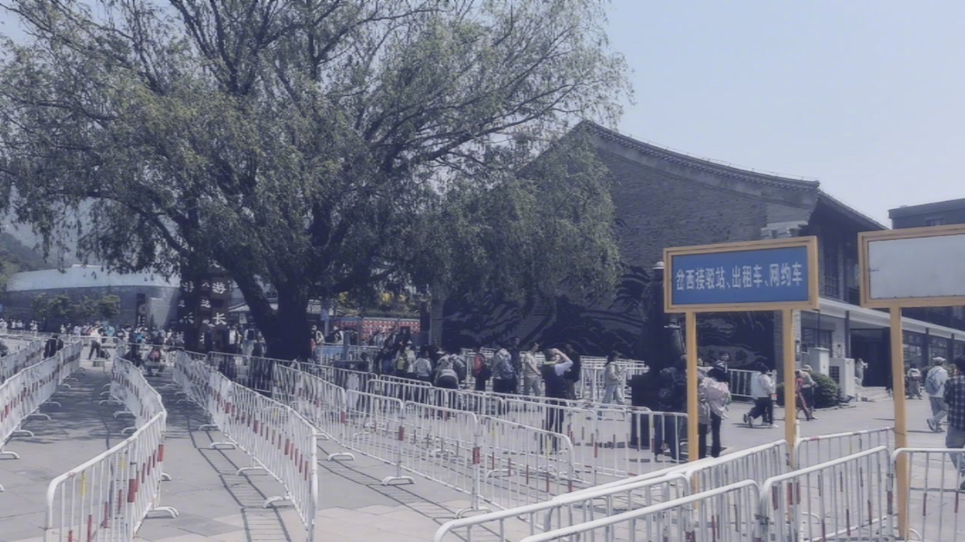 登八达岭长城，37年前我登过一次，老婆从没有登过。请教大家有什么注意事项？  ​