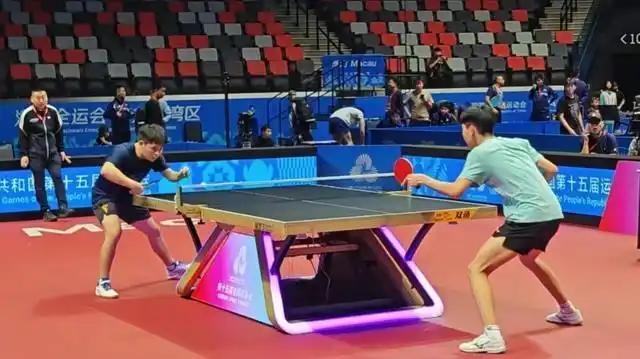 小石头，像个漂流瓶到处蹭练！小胖、向鹏、薛飞都成了他的目标“猎物”。[听歌]
