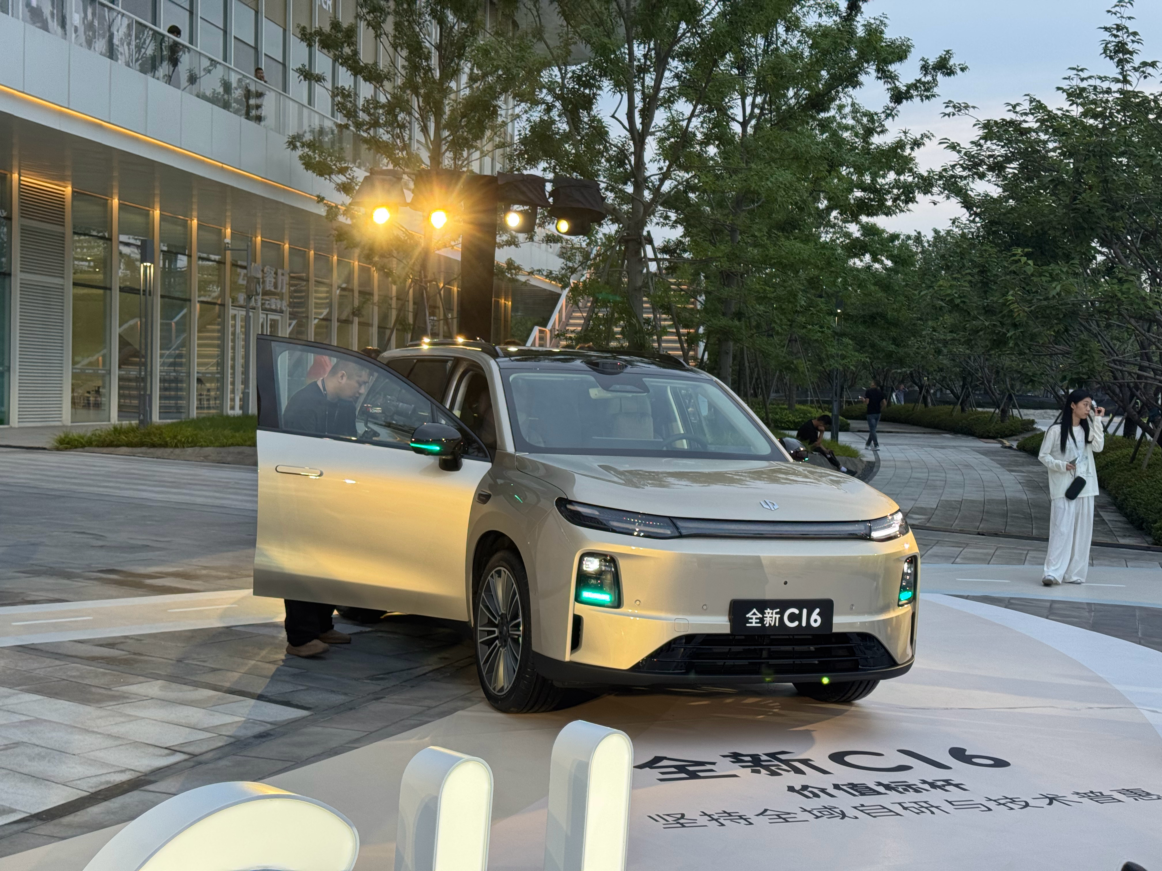 今晚零跑连发 3 车。C 系列的三款新车（C10、C11、C16），零跑最早的系