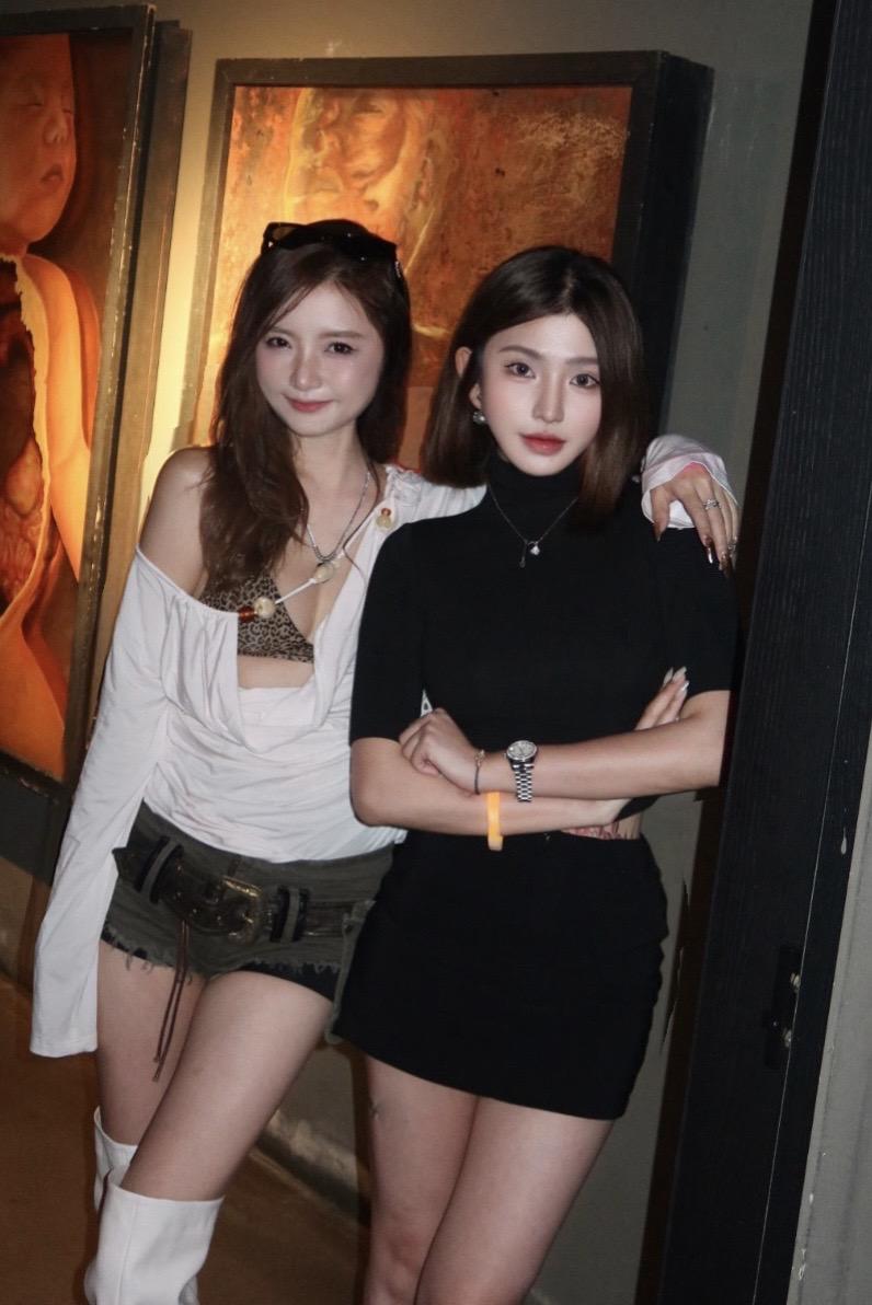 当然要加倍快乐 毕竟背后一群柠檬精看着。