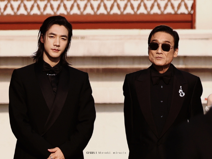 此沙刻在骨子里的教养此沙主动站在最边上一个人的素养往往藏在不经意的瞬间。面对人群