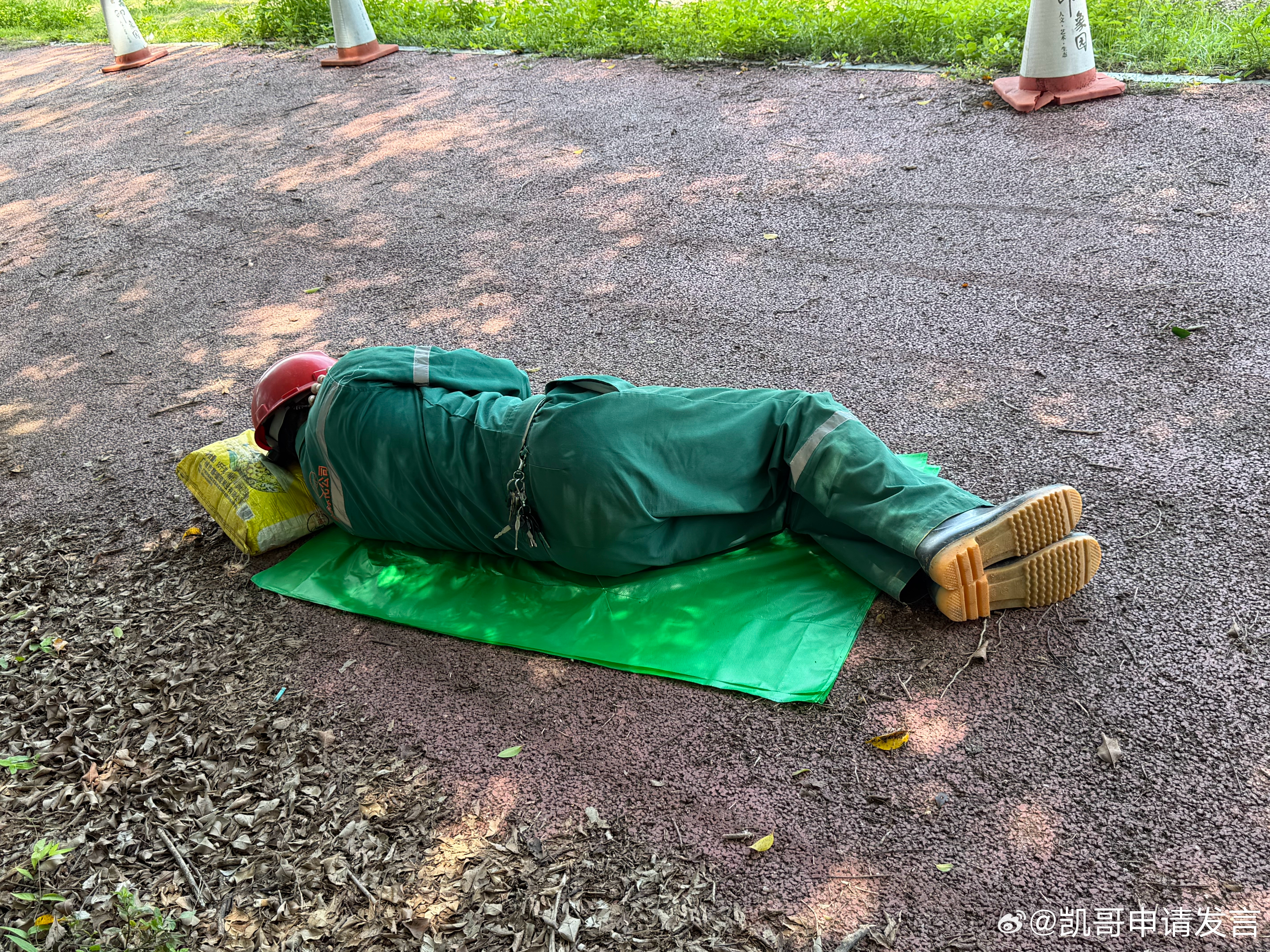 广州现在已经30多度，这位师傅穿着厚重的防护服忙了一下午。等班车的间隙，这位师傅