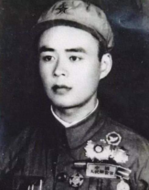 1952 年美军发起进攻时，唐章洪因为炮管高温急需降温，情急之下用尿液浇发烫的 