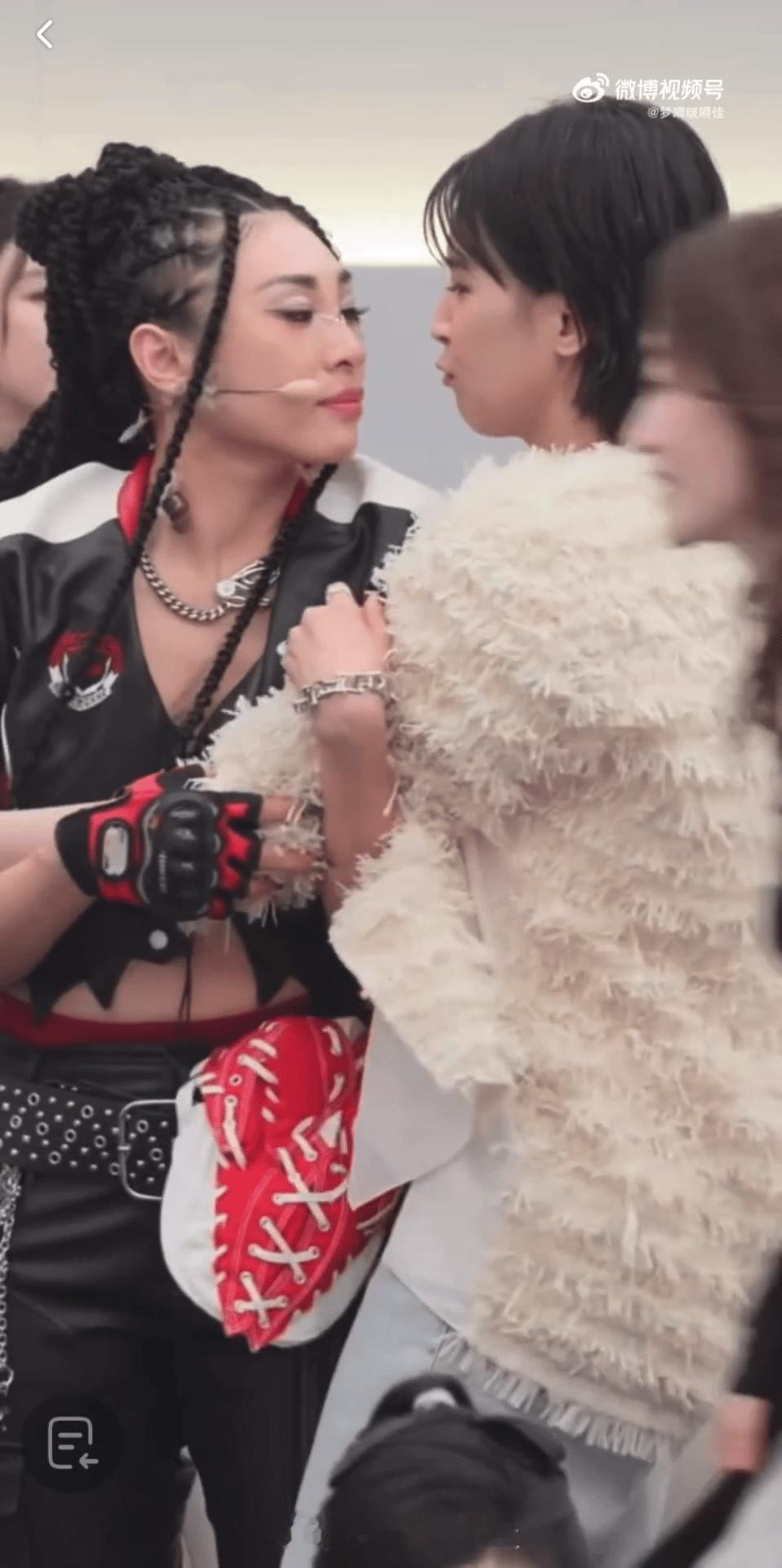 曾沛慈淡淡亲嘴曾沛慈淡淡kiss 啊啊啊啊啊，真蛋黄真…哈哈哈哈 