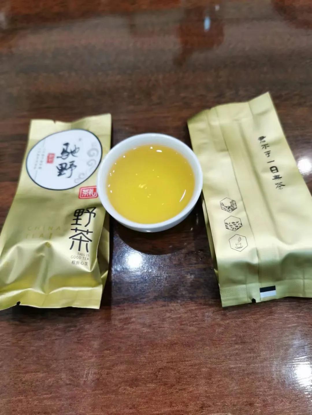 饮茶
闲坐品新茶，红炉煎紫芽。
庭前无底事，静默数汤花。