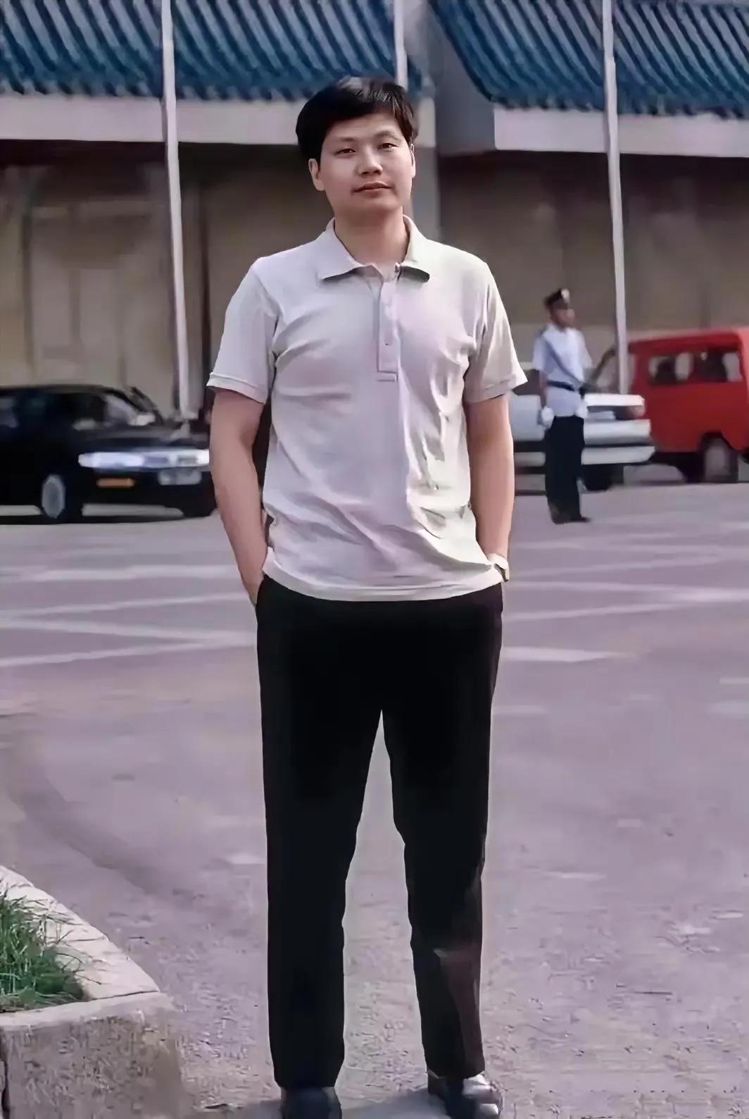 1998年，29岁的雷军担任北京金山软件股份有限公司CEO，看这妆容和形象，确确