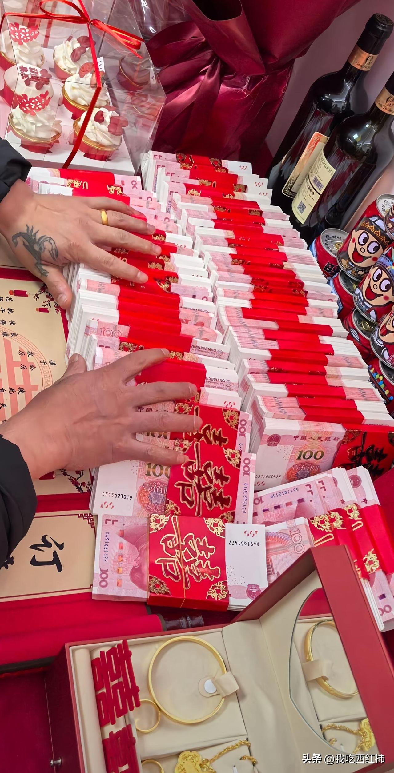 对象说借彩礼结婚，我同意了
一开始商量结婚的时候男朋友就说家里比较穷，拿不出太高