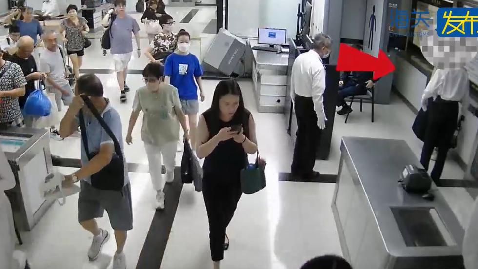 近日，罗湖海关查获一名未申报的女性旅客，其黑色长裙内用塑料袋捆扎着 229 条活