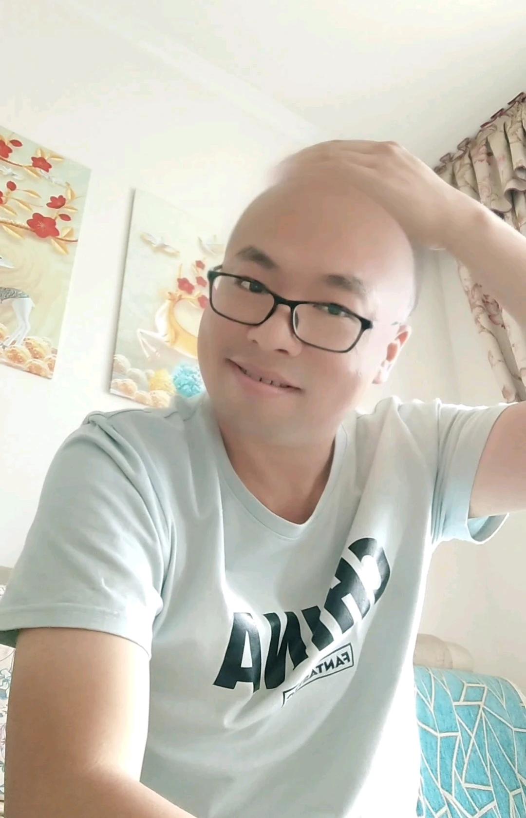 40岁的成功男人的标志：
1、没有外债，不欠银行及任何个人
2、月薪过万，有五险